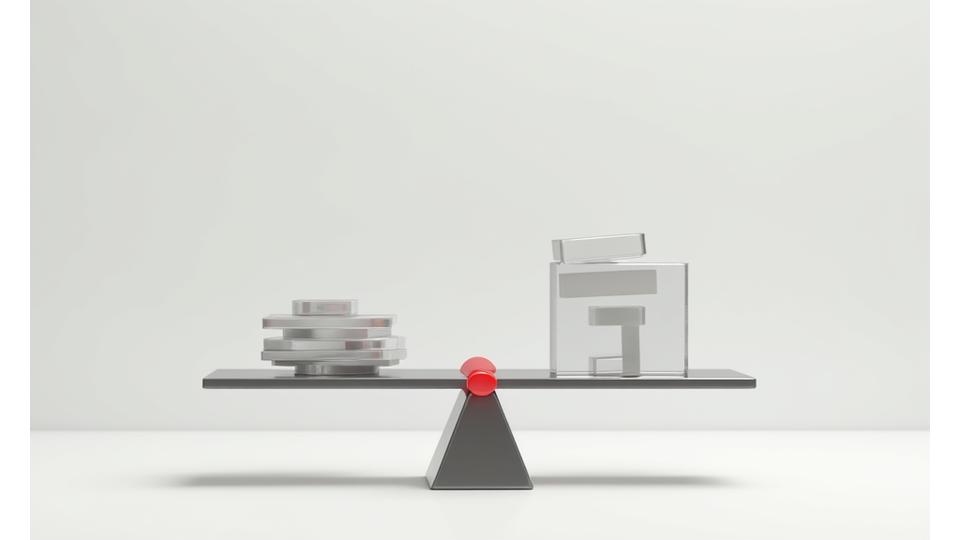 天秤に乗った責任と制限の象徴、バランスを取る構図